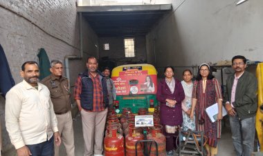 अवैध रिफिलिंग सेंटर पर 18 घरेलू गैस सिलेंडर किये जब्त, 2 इलेक्ट्रॉनिक कांटा, 2 इलेक्ट्रॉनिक मोटर एवं दो ऑटो भी किये जब्त