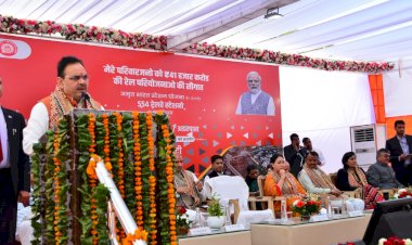 भारत की प्रगति की रेल दौड़ रही अभूतपूर्व गति से