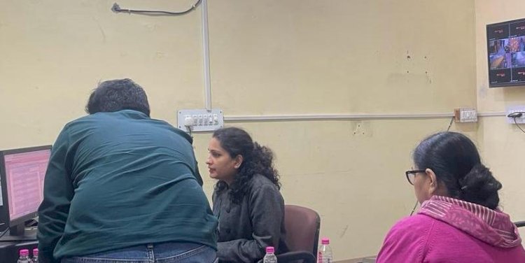 नेहा गिरि ने सवाई मानसिंह मेडिकल कॉलेज जयपुर के औषधि भण्डार गृह का बुधवार को निरीक्षण किया