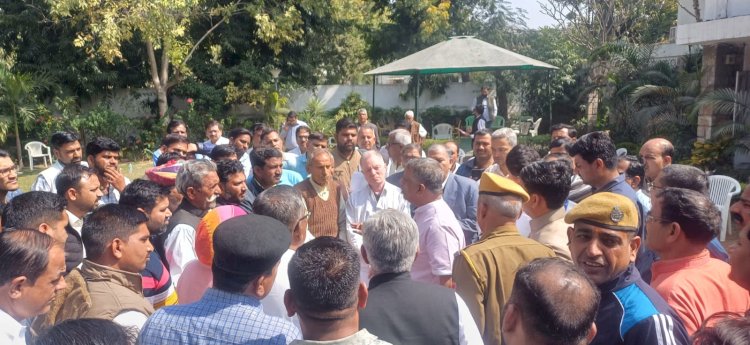 प्रदेश के विभिन्न हिस्सों से आए लोगों से चिकित्सा मंत्री आत्मीयता के साथ मिले