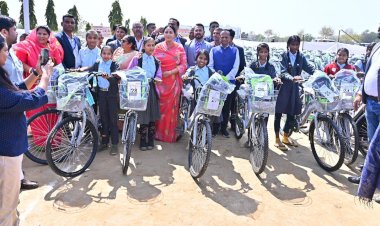 समाज में बदलाव लाने के लिए घर में बदलाव लाएं, बेटियों को बराबर के अवसर दें  उपमुख्यमंत्री ने 400 गरीब छात्राओं को साइकिल एवं स्कूल किट वितरित किये