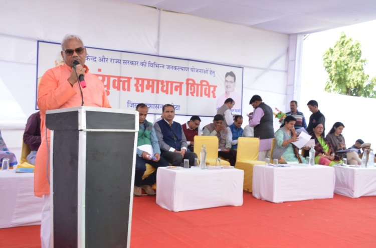 अधिकारियों से शिकायती पत्र पर ही लिखवाई समाधान देने की तारीख ’’सरकार आपके द्वार’’ संयुक्त समाधान शिविर