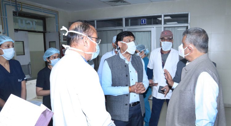 कोटा के बच्चों से मिले, चिकित्सकों को बेहतर उपचार के लिए दिए निर्देश- बच्चों के जल्द स्वस्थ होने की प्रार्थना की