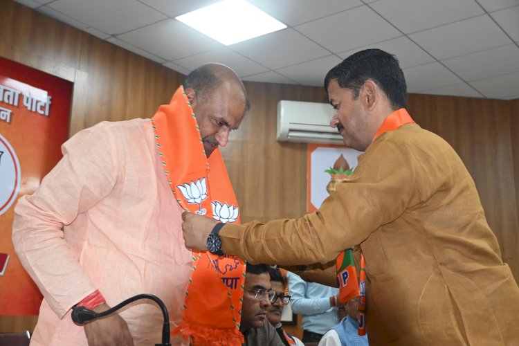 भाजपा प्रदेशाध्यक्ष सीपी जोशी के कार्यकाल का 1 वर्ष होने पर भाजपा प्रदेश कार्यालय में आतिशबाजी, पुष्पवर्षा और ढोल नगाड़ों के साथ हुआ भव्य स्वागत
