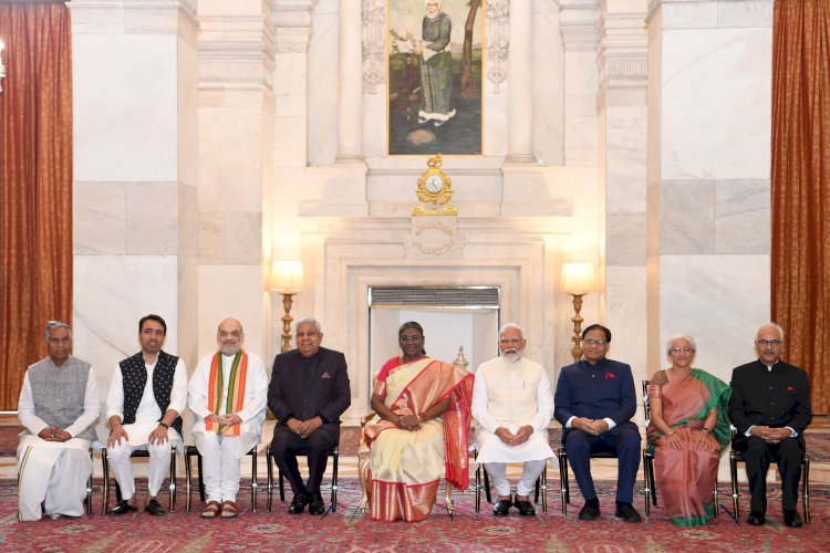 भारत की राष्ट्रपति श्रीमती द्रौपदी मुर्मू ने अलंकरण समारोह में भारत रत्न प्रदान किया