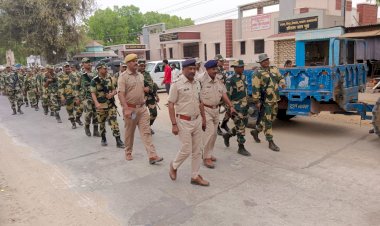 लोकसभा चुनाव को लेकर प्रशासन अलर्ट, पुलिस ने निकाला फ्लेग मार्च