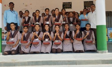 सेल्फी विद परिंडा अभियान के तहत पक्षियों के लिए बालिकाओं ने लगाएं परिंडे