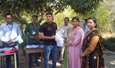 मतदाताओं को घर-घर जाकर किया जा रहा वोटर इंफॉर्मेशन स्लिप एवं वोटर गाइड का वितरण, ताकि शत प्रतिशत मतदान किया जा सके सुनिश्चित