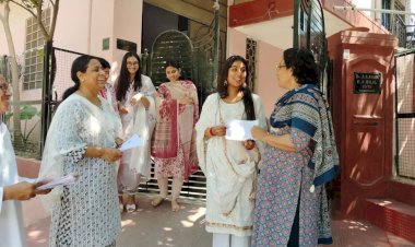 मतदाताओं को घर-घर जाकर दी जा रही वोटर इंफॉर्मेशन स्लिप - मतदान के लिए किया जा रहा प्रेरित