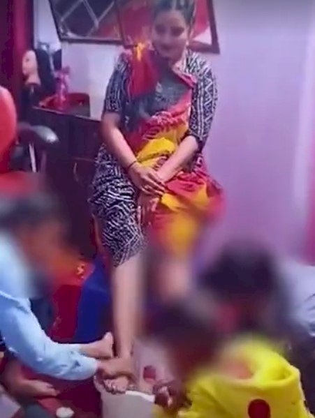 पियोन महिला ने धुलवाए छात्रा से पाव परिजनों का आरोप , निलंबित हो कर्मचारी