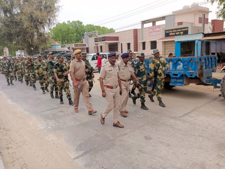 लोकसभा चुनाव को लेकर प्रशासन अलर्ट, पुलिस ने निकाला फ्लेग मार्च