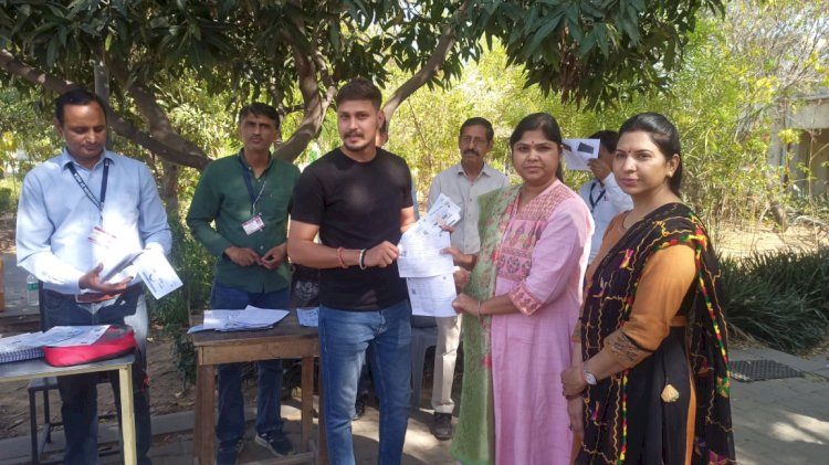 मतदाताओं को घर-घर जाकर किया जा रहा वोटर इंफॉर्मेशन स्लिप एवं वोटर गाइड का वितरण, ताकि शत प्रतिशत मतदान किया जा सके सुनिश्चित