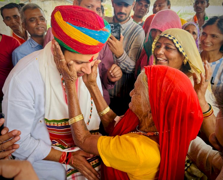 माउंट आबू की जनता ने गर्मजोशी से किया वैभव का स्वागत, युवाओं में दिखा सेल्फी का क्रेज