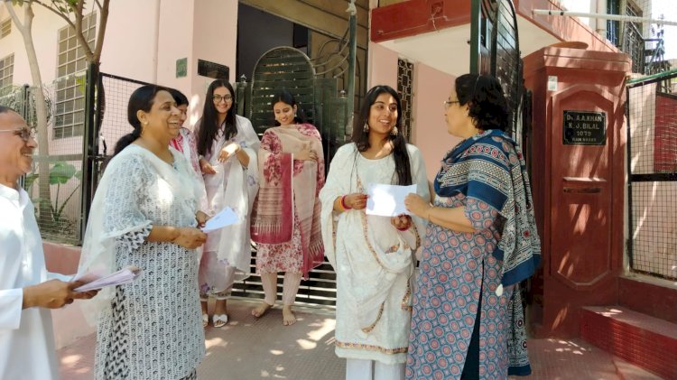 मतदाताओं को घर-घर जाकर दी जा रही वोटर इंफॉर्मेशन स्लिप - मतदान के लिए किया जा रहा प्रेरित