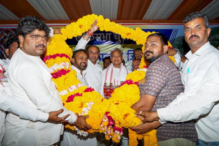 रेबारी-देवासी समाज के स्नेह मिलन समारोह में पहुंचे पूर्व मुख्यमंत्री अशोक गहलोत, 51 किलो के पुष्पहार से हुआ भव्य स्वागत