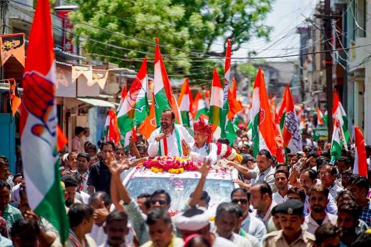 पूर्व मुख्यमंत्री अशोक गहलोत के रोड शो में उमड़ी भीड, जनता ने वैभव को समर्थन का दिलाया भरोसा