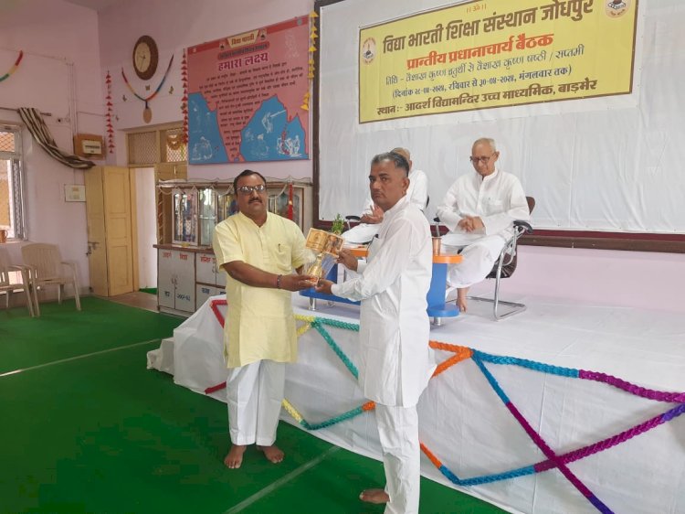 आर्दश विधा मंदिर रानीवाड़ा के प्रधानाचार्य चारण सम्मानित