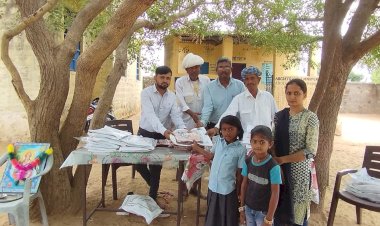 निःशुल्क ड्रेस पाकर जरूरतमंदों के चेहरों पर झलकी खुशी