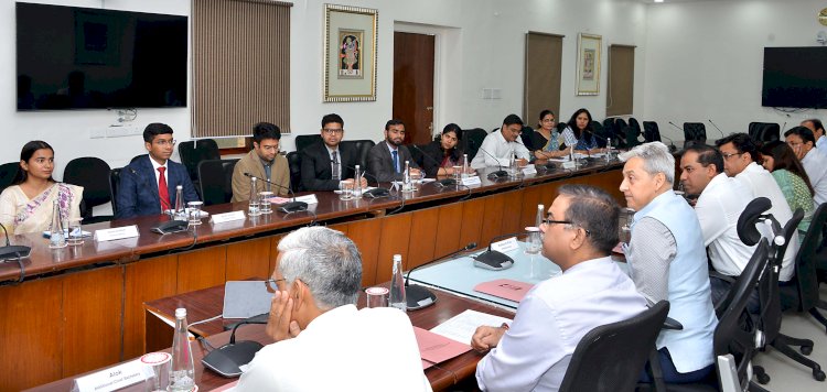 मुख्य सचिव ने भारतीय प्रशासनिक सेवा के प्रशिक्षु अधिकारियों से किया संवाद