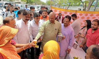 भाजपा ने जयपुरिया अस्पताल के बाहर राहगीरों को पिलाया शीतल पेय