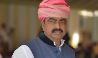 भाजपा प्रत्याशी लुम्बाराम चौधरी की जीत का जश्न मनाते देवल का पर्स चोरी