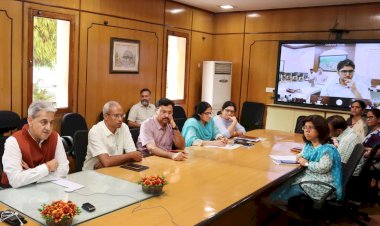 लाभार्थियों के खाते में सीधा हस्तांतरण कार्यक्रम को लेकर मुख्य सचिव ने ली कलेक्टर के साथ समीक्षा बैठक