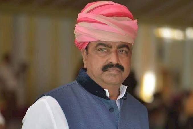 भाजपा प्रत्याशी लुम्बाराम चौधरी की जीत का जश्न मनाते देवल का पर्स चोरी