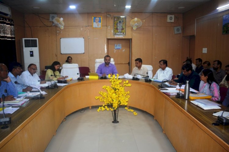 जिला कलक्टर रोहिताश्व सिंह तोमर ने राजस्व अधिकारियों की मासिक समीक्षा बैठक की, त्वरित निस्तारण के निर्देश