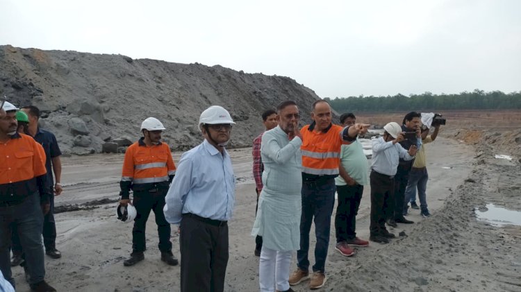 खनन से संबंधित विषयों पर स्थानीय अधिकारियों से की चर्चा
