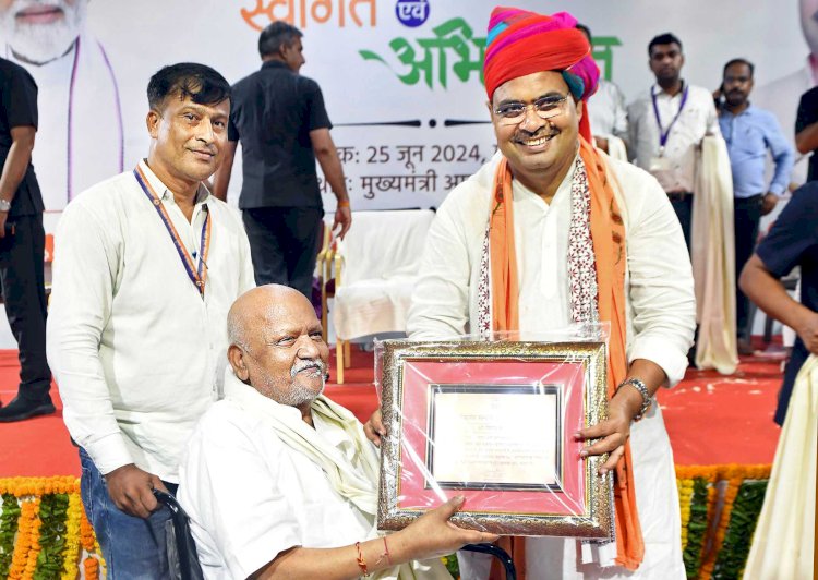 मुख्यमंत्री भजनलाल शर्मा ने लोकतंत्र सेनानियों का व्यक्तिगत रूप से किया सम्मान