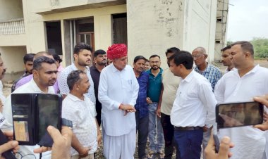 मुख्यमंत्री जन आवास योजना 2015 के आवेदनकर्ताओं की समस्याओं को सुन सांसद लुंबाराम चौधरी ने आयुक्त और ठेकेदार को दिया सवा महीने का समय