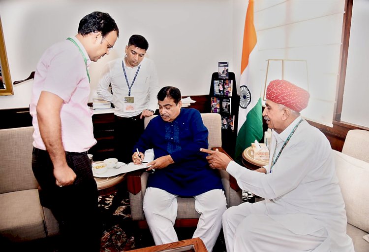 जालौर लोकसभा क्षेत्र में नेशनल हाईवे से को लेकर सांसद लुम्बाराम चौधरी की केंद्रीय मंत्री नितिन गडकरी से मुलाकात