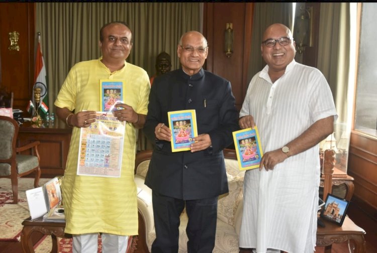 राज्यपाल बैंस को चंद्रेश घनश्याम जोशी ने भेंट किया पंचांग