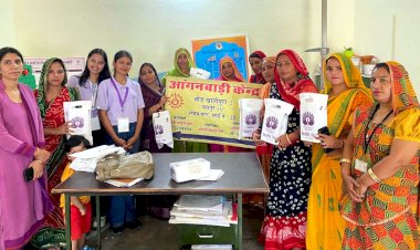 किशोरी किट पाकर खिले स्कूली छात्राओं और महिलाओं के चेहरे