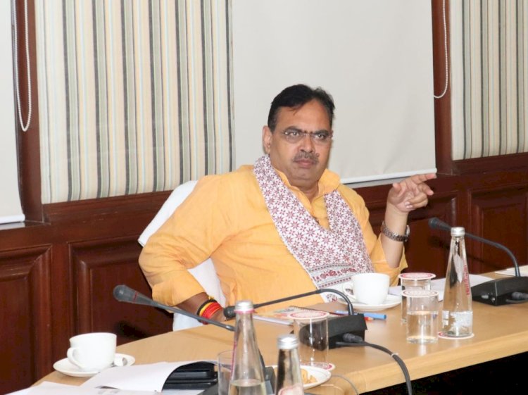 मुख्यमंत्री की जिला कलक्टर्स के साथ बैठक