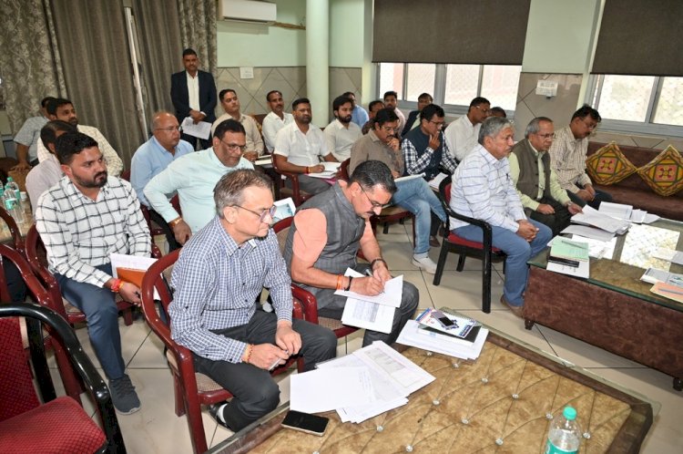 कन्हैयालाल ने विभागीय अधिकारियों के साथ ली समीक्षा बैठक