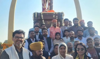 मूर्तिकारों ने सुखदेव सिंह गोगामेड़ी की प्रतिमा बनाई