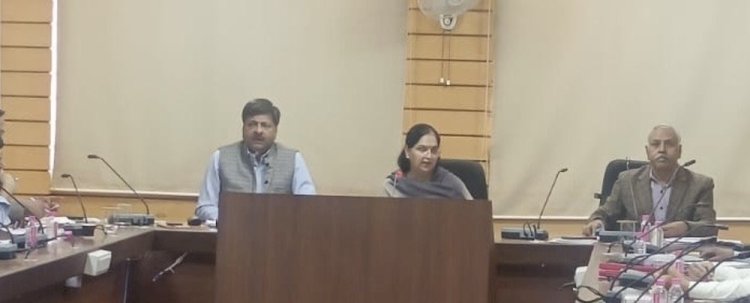 डॉ. रश्मि शर्मा ने आवासीय योजनाओं की समीक्षा बैठक की