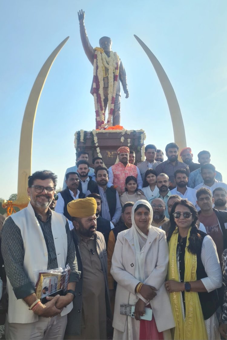 मूर्तिकारों ने सुखदेव सिंह गोगामेड़ी की प्रतिमा बनाई