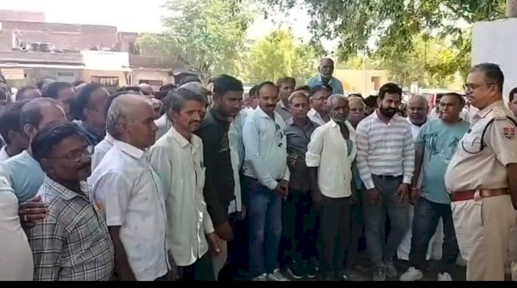 समाज के दबाव में स्कूल बंद करवाने की कोशिश