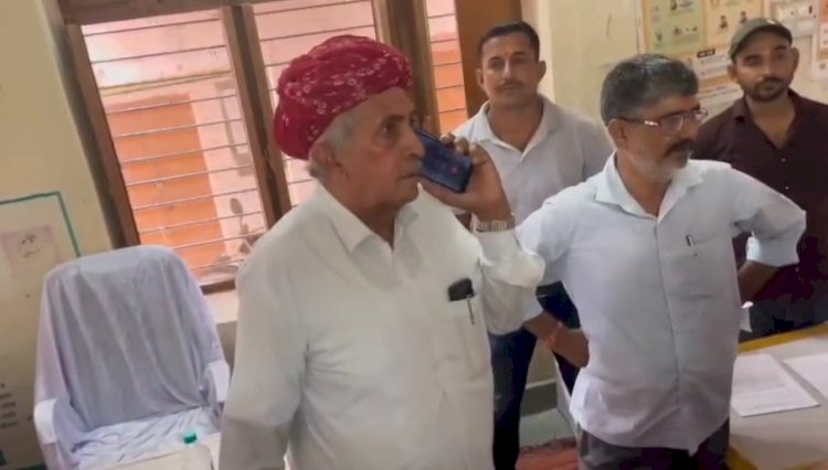 तीखी गांव शिविर में सांसद का औचक निरीक्षण, प्रभारी गायब मिलने पर जताई नाराजगी