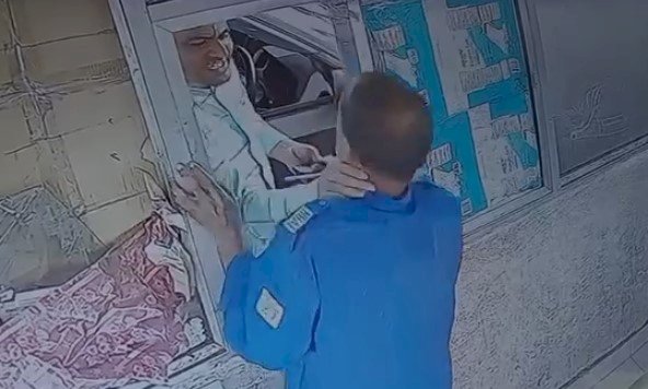कॉन्स्टेबल ने टोलकर्मी का गला दबाया मारा थप्पड़,वीडियो वायरल